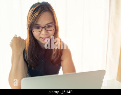 Woman working on laptop au bureau Banque D'Images