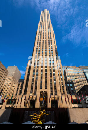 Le Centre Rockefeller Skyscraper avec statue de Prométhée à bas sur la patinoire. Banque D'Images