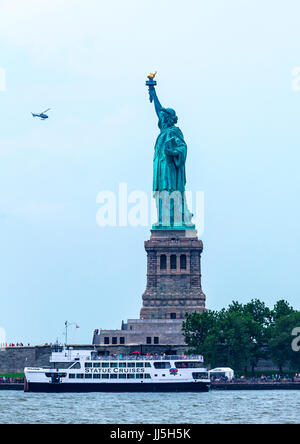 Statue de la liberté avec l'hélicoptère volant à touristes de voir le cadeau populaire du peuple de France Banque D'Images