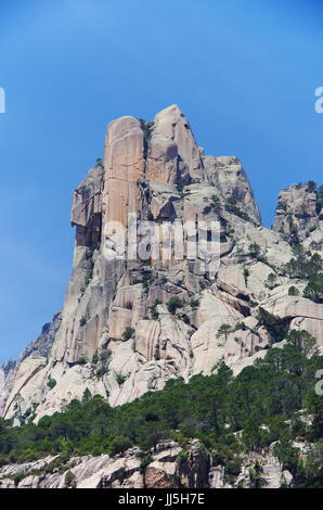 Le Punta Lunarda vertical, dans les Aiguilles de Bavella en Corse plage Banque D'Images