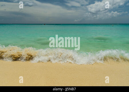 Le fracas des vagues sur Seven Mile Beach Grand Cayman Banque D'Images