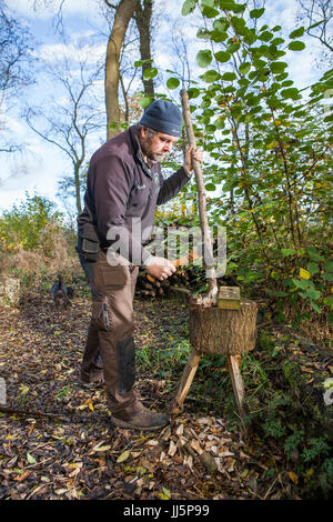 Mark Eccleston, ancien signaleur ferroviaire, qui loue sept acres de forêts régénérées à Telford, Shropshire. United Kingdom Banque D'Images