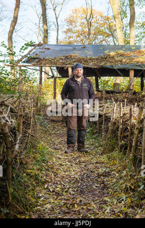 Mark Eccleston, ancien signaleur ferroviaire, qui loue sept acres de forêts régénérées à Telford, Shropshire. United Kingdom Banque D'Images