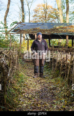 Mark Eccleston, ancien signaleur ferroviaire, qui loue sept acres de forêts régénérées à Telford, Shropshire. United Kingdom Banque D'Images