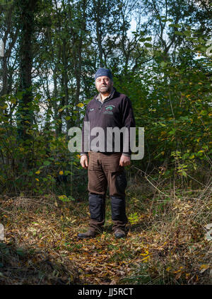 Mark Eccleston, ancien signaleur ferroviaire, qui loue sept acres de forêts régénérées à Telford, Shropshire. United Kingdom Banque D'Images