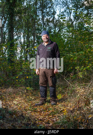 Mark Eccleston, ancien signaleur ferroviaire, qui loue sept acres de forêts régénérées à Telford, Shropshire. United Kingdom Banque D'Images