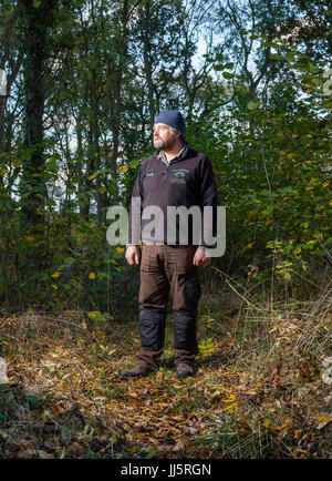 Mark Eccleston, ancien signaleur ferroviaire, qui loue sept acres de forêts régénérées à Telford, Shropshire. United Kingdom Banque D'Images