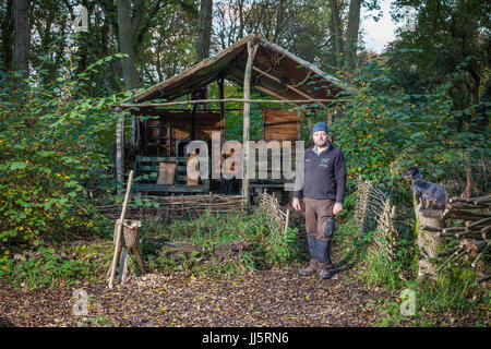 Mark Eccleston, ancien signaleur ferroviaire, qui loue sept acres de forêts régénérées à Telford, Shropshire. United Kingdom Banque D'Images