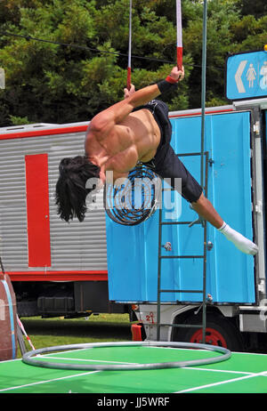 Christchurch, Nouvelle-Zélande - le 21 janvier 2013 : Fusible artiste de cirque exerçant devant le camping show Chaos à la 20e World Buskers Festival sur Banque D'Images