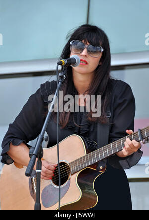 Christchurch, Nouvelle-Zélande - 22 janvier 2011 : Le beau Flip Grator chantant et jouant de la guitare au 18e World Buskers Festival. Banque D'Images