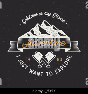 Aventure Vintage label. Emblème de l'expédition en montagne avec des haches croisées et typographie concevoir la nature est ma maison . Wanderlust ancien style. Activité de plein air insignes de t shirt print isolés. Banque D'Images