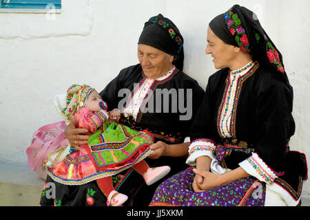 Festival de Agios Minas. Deux grand-mère découvre leur petite-fille et de porter l'habit traditionnel d'Olympos dans l'île de Karpathos, Grèce Banque D'Images