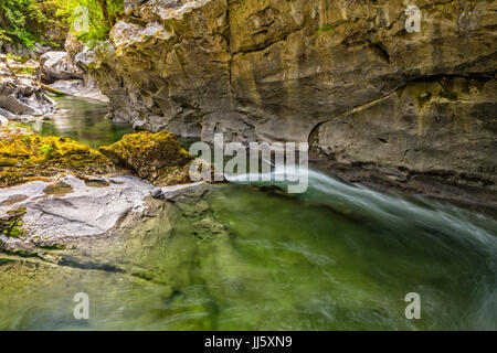 Atluck creek coupant à travers la création de calcaire en fonte huson pont naturel caverne dans peu d'huson grotte parc régional, nord de l'île de Vancouver, brit Banque D'Images