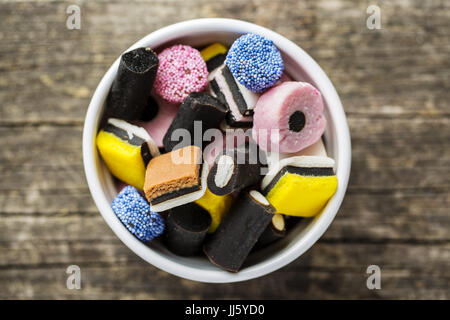 Bonbons réglisse mélangés dans un bol. Vue d'en haut. Banque D'Images