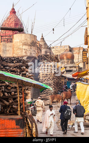 Dans la rue juste derrière Manikarnika Ghat de Varanasi, Uttar Pradesh, Inde. Le bois est empilé ici pour être utilisés dans la crémations, lesquelles sont en cours Banque D'Images