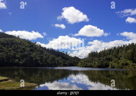 En raison des montagnes dans le lac dans les montagnes Mantiqueira, paysage Brésil Campos do Jordao Banque D'Images