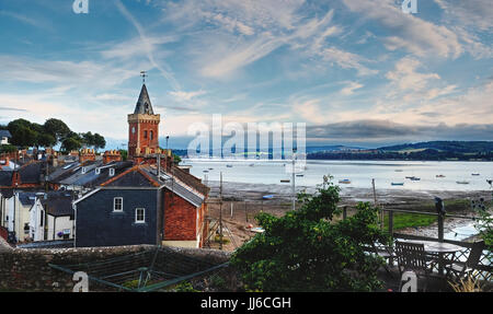 Lympstone, Devon montrant St Peter's Tower et l'estuaire Exe Banque D'Images