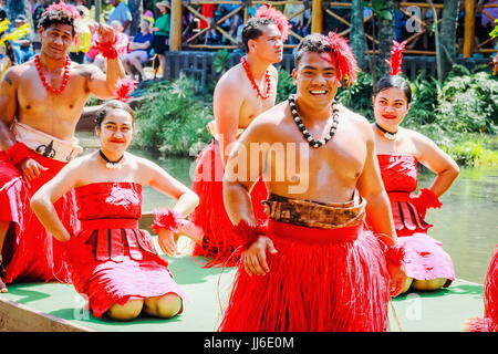 Honolulu, Hawaii - le 27 mai 2016 : Les jeunes artistes polynésiens pour vos réceptions les visiteurs du Centre Culturel Polynésien lors du daily 'arc-en-ciel de Pa Banque D'Images