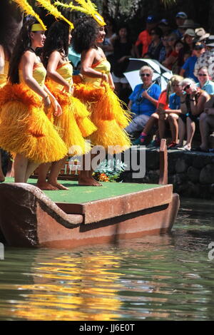 Honolulu, Hawaii - le 27 mai 2016 : Les jeunes artistes polynésiens pour vos réceptions les visiteurs du Centre Culturel Polynésien lors du daily 'arc-en-ciel de Pa Banque D'Images