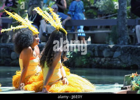 Honolulu, Hawaii - le 27 mai 2016 : Les jeunes artistes polynésiens pour vos réceptions les visiteurs du Centre Culturel Polynésien lors du daily 'arc-en-ciel de Pa Banque D'Images