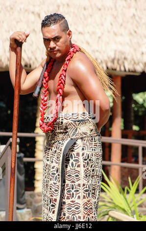 Honolulu, Hawaii - Mai 27, 2016:UN HOMME Samoan pose pour des photos dans le village de Samoa au Polynesian Cultural Center. Banque D'Images