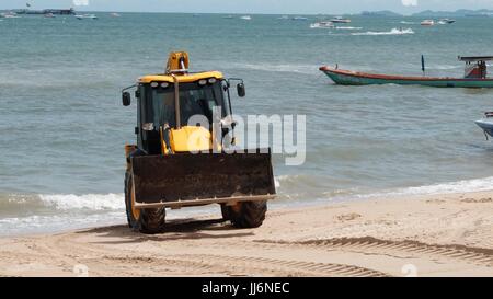 Gizmo Bulldozer de terrassement lourd au travail sur Pattaya Beach Thaïlande catastrophe écologique Terre Déménagement de l'équipement de construction Banque D'Images