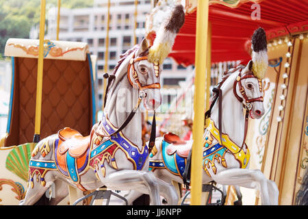 Chevaux sur un carnaval merry go round. Vieux Français carrousel dans un parc de vacances. Grand rond-point à la juste dans le parc d'attractions. Banque D'Images