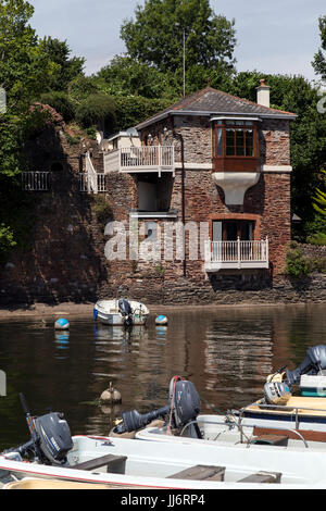 Bateaux amarrés dans le ruisseau, à Stoke Gabriel dans South Hams Devon, Angleterre Royaume-uni Europe,un canot est une embarcation étroite,fluvial, chann Banque D'Images