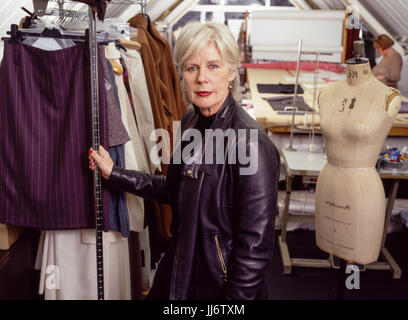 Betty Jackson CBE ,French Fashion designer photographié dans son atelier de Londres le 14 janvier 2004. Banque D'Images