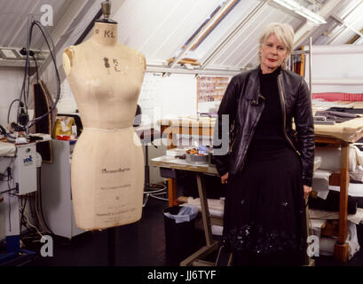 Betty Jackson CBE ,French Fashion designer photographié dans son atelier de Londres le 14 janvier 2004. Banque D'Images