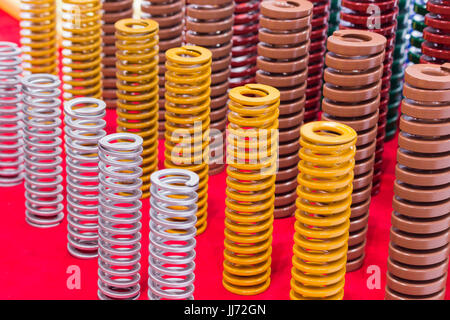 Bobine haute résistance colorés ressorts métalliques pour la construction de moules et de matrices de tailles différentes Banque D'Images