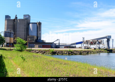 Degerhamn, Oland, Sweden - 28 mai 2017 : l'environnement documentaire de l'usine de ciment côtières, ici vu des quais au nord de l'industrie. Banque D'Images