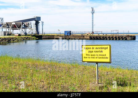 Degerhamn, Oland, Sweden - 28 mai 2017 : l'environnement documentaire de quai fermé. Panneau jaune met en garde contre le risque de glissements de terrain et que le quai est fermé. Pi Banque D'Images