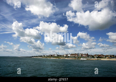 Réunion de haut niveau et de bas niveau de l'autre côté de la dérive des nuages ville côtière de Suffolk Southwold, célèbre pour son phare, vu depuis la fin de la jetée Banque D'Images