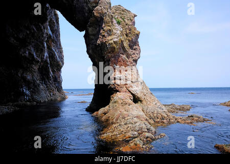 Formations rocheuses en Vélikan ou Cap Velican également connu sous le nom de Cape Giant une réserve naturelle sur le côté sud-ouest de l'île de Sakhalin le long de la côte de la mer de ​​Okhotsk une mer marginale de l'océan Pacifique occidental. District de Korsakovsky en Russie Banque D'Images