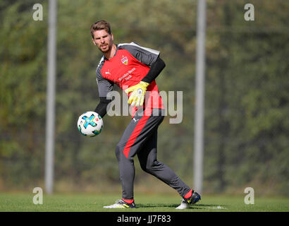 12.07.2017, Fussball 1.Bundesliga 2017-2018, Testspiel, SG Dynamo Dresden - Le VfB Stuttgart, à Heimstetten bei München. Torwart Ron-Robert Zieler (Stuttgart) wärmt sich auf. Photo : Cronos/MIS Banque D'Images
