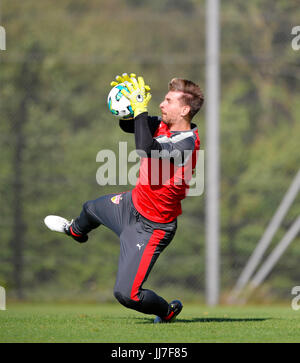 12.07.2017, Fussball 1.Bundesliga 2017-2018, Testspiel, SG Dynamo Dresden - Le VfB Stuttgart, à Heimstetten bei München. Torwart Ron-Robert Zieler (Stuttgart) wärmt sich auf. Photo : Cronos/MIS Banque D'Images