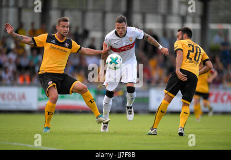12.07.2017, Fussball 1.Bundesliga 2017-2018, Testspiel, SG Dynamo Dresden - Le VfB Stuttgart, à Heimstetten bei München. Daniel Ginczek (Stuttgart) setzt sich gegen die Dresdener 2. Photo : Cronos/MIS Banque D'Images
