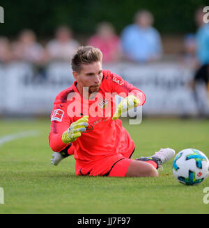 12.07.2017, Fussball 1.Bundesliga 2017-2018, Testspiel, SG Dynamo Dresden - Le VfB Stuttgart, à Heimstetten bei München. Torwart Ron-Robert Zieler (Stuttgart) am Ball. Photo : Cronos/MIS Banque D'Images