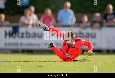 12.07.2017, Fussball 1.Bundesliga 2017-2018, Testspiel, SG Dynamo Dresden - Le VfB Stuttgart, à Heimstetten bei München. Torwart Ron-Robert Zieler (Stuttgart) fliegt vergeblich. Photo : Cronos/MIS Banque D'Images