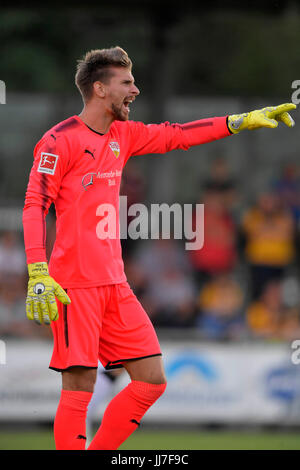 12.07.2017, Fussball 1.Bundesliga 2017-2018, Testspiel, SG Dynamo Dresden - Le VfB Stuttgart, à Heimstetten bei München. Torwart Ron-Robert Zieler (Stuttgart) gibt Les. Photo : Cronos/MIS Banque D'Images