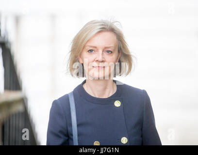 . Elizabeth Truss, député, secrétaire en chef au Trésor, arrive au 10 Downing Street pour une réunion du Cabinet Banque D'Images