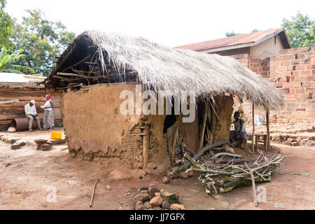 Un bidonville africain traditionnel à Buikwe en Ouganda, le 9 juillet 2017 Banque D'Images
