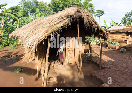 Un bidonville africain traditionnel à Buikwe en Ouganda, le 9 juillet 2017 Banque D'Images