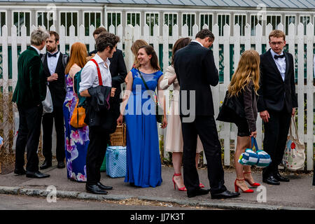 Les jeunes amateurs d'opéra avec leurs paniers pique-nique arrivent à la gare de Lewes, en route vers l'opéra de Glyndebourne, Lewes, dans le Sussex, UK Banque D'Images