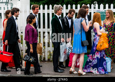 Les jeunes amateurs d'opéra avec leurs paniers pique-nique arrivent à la gare de Lewes, en route vers l'opéra de Glyndebourne, Lewes, dans le Sussex, UK Banque D'Images