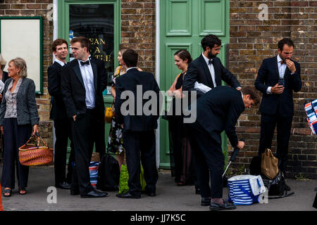 Les jeunes amateurs d'opéra avec leurs paniers pique-nique arrivent à la gare de Lewes, en route vers l'opéra de Glyndebourne, Lewes, dans le Sussex, UK Banque D'Images