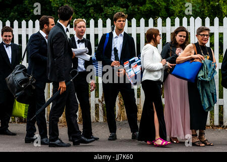 Les jeunes amateurs d'opéra avec leurs paniers pique-nique arrivent à la gare de Lewes, en route vers l'opéra de Glyndebourne, Lewes, dans le Sussex, UK Banque D'Images