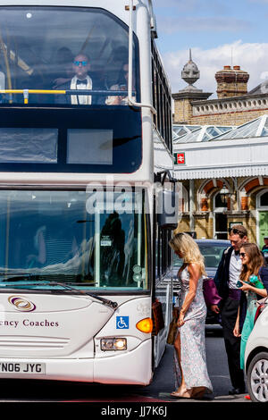 Les jeunes amateurs d'opéra de sélection de bus à la gare de Lewes, pour les transporter à Glyndebourne Opera House, Lewes, dans le Sussex, UK Banque D'Images