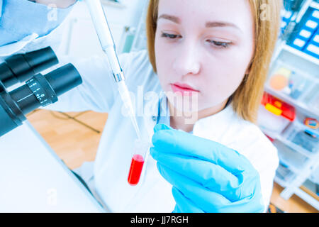 L'adjoint à l'hôpital fait un test d'ADN pour l'établissement de la paternité Banque D'Images
